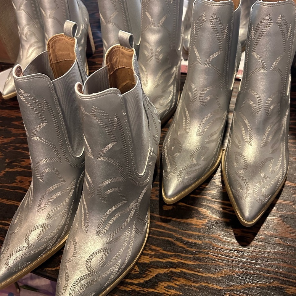 Silver metallic embroidered detailing ankle cowgirl booties. New